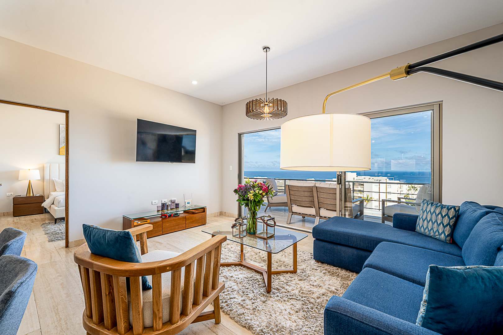 Sky Living - 3BR Penthouse with Rooftop Pool & Lounge!