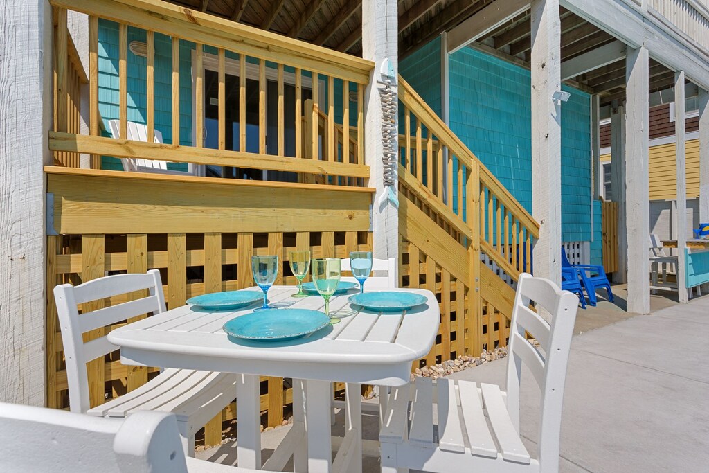 Soak up the sun with some al fresco dining out back!