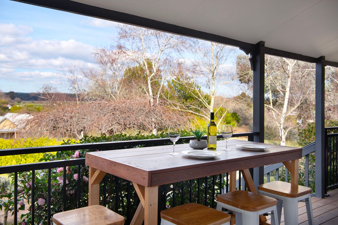 Property Image 2 - Beautiful Two Bedroom, Two Bathroom Home with Sweeping Panoramic Views of Daylesford.