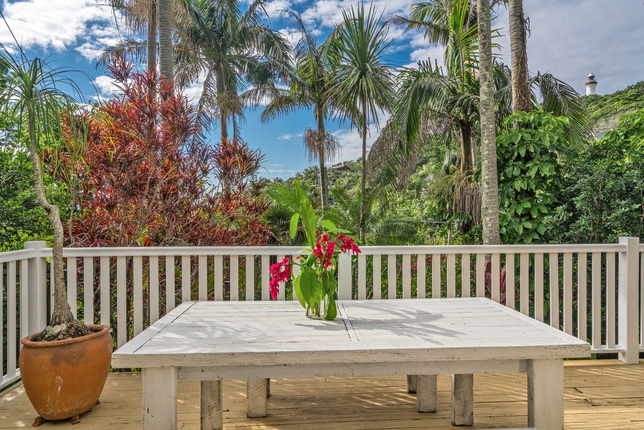 Comfortable Beach House with Large Balcony In Byron Bay