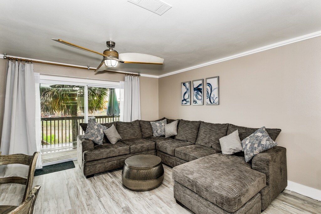 Coconuts Beach House - Living room