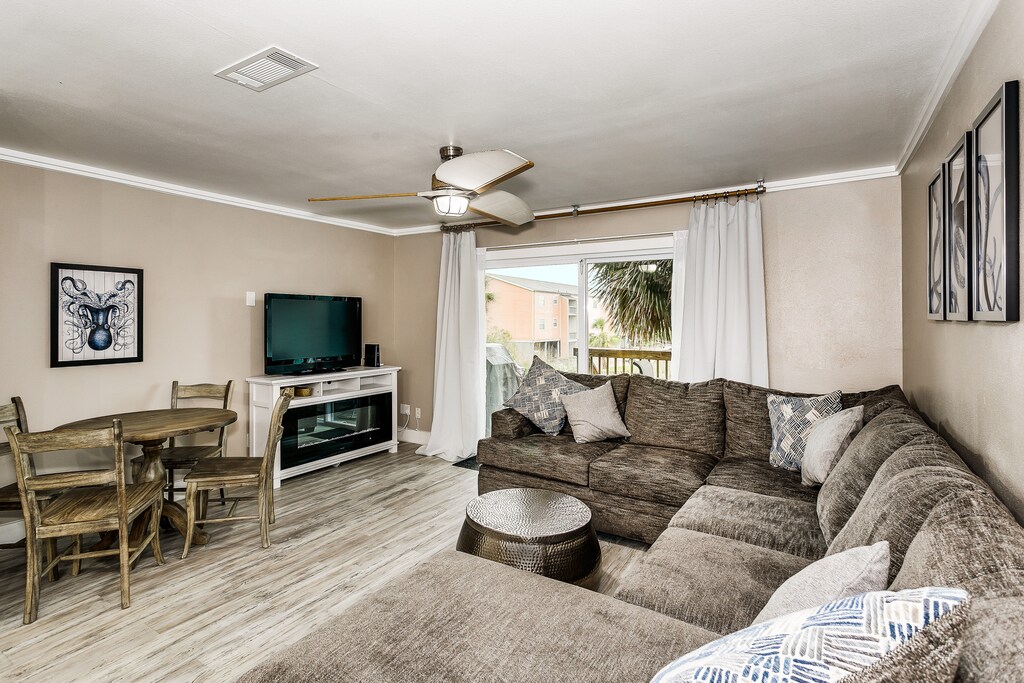 Coconuts Beach House - Living room