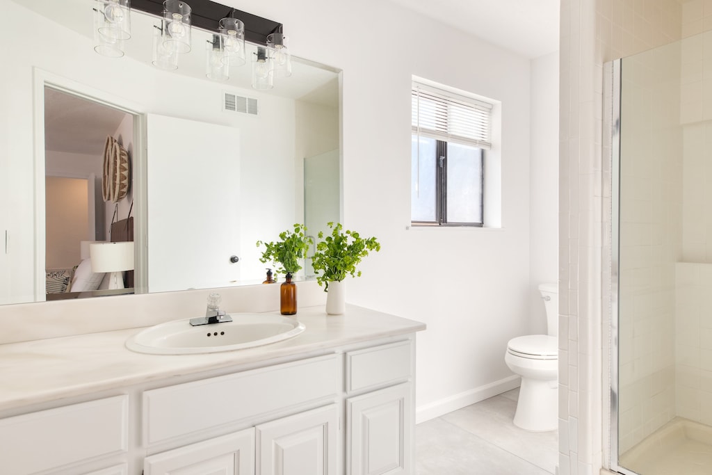 Bedroom 3's ensuite.