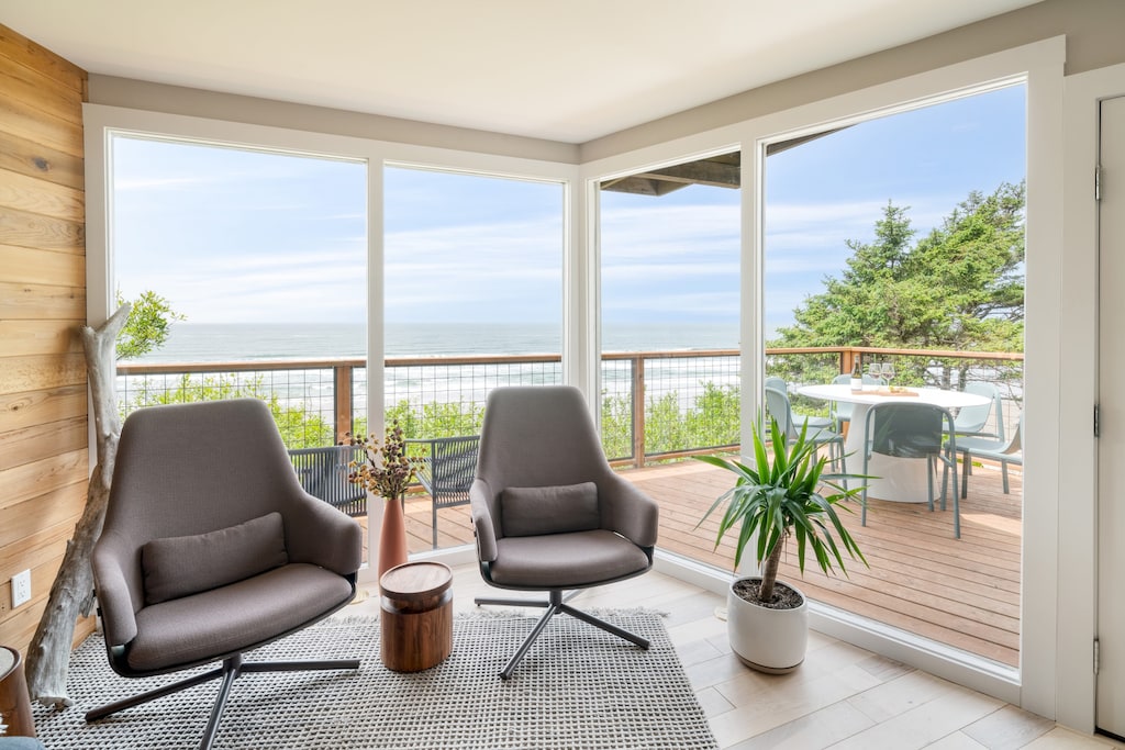 Floor-to-ceiling windows look out onto the Pacific Ocean.