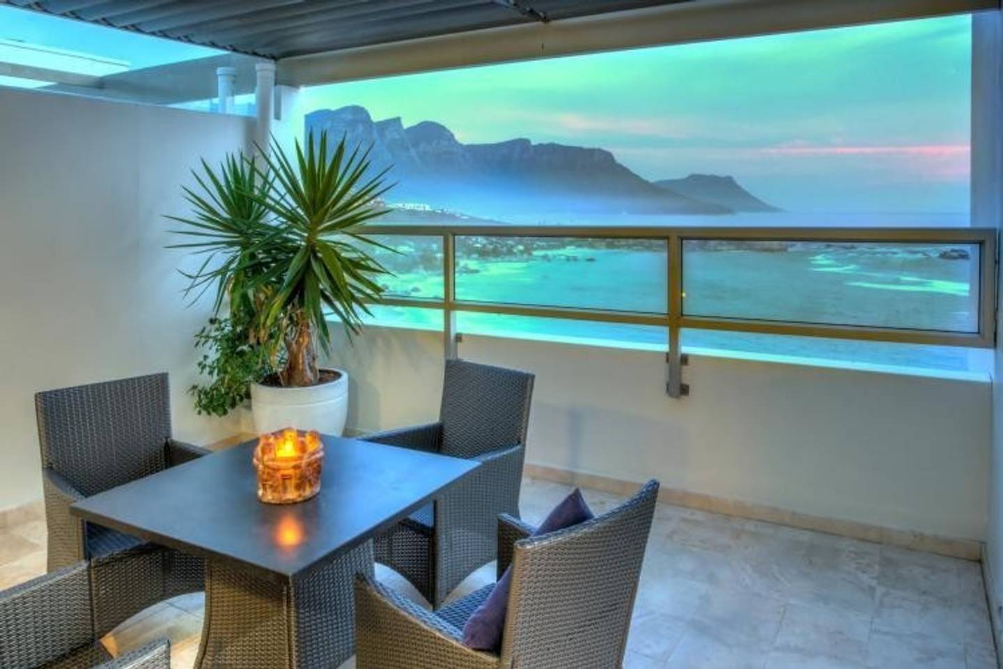 Property Image 1 - Gorgeous Holiday Apartment in Clifton with Spectacular Ocean Views (Dunmore Skies)