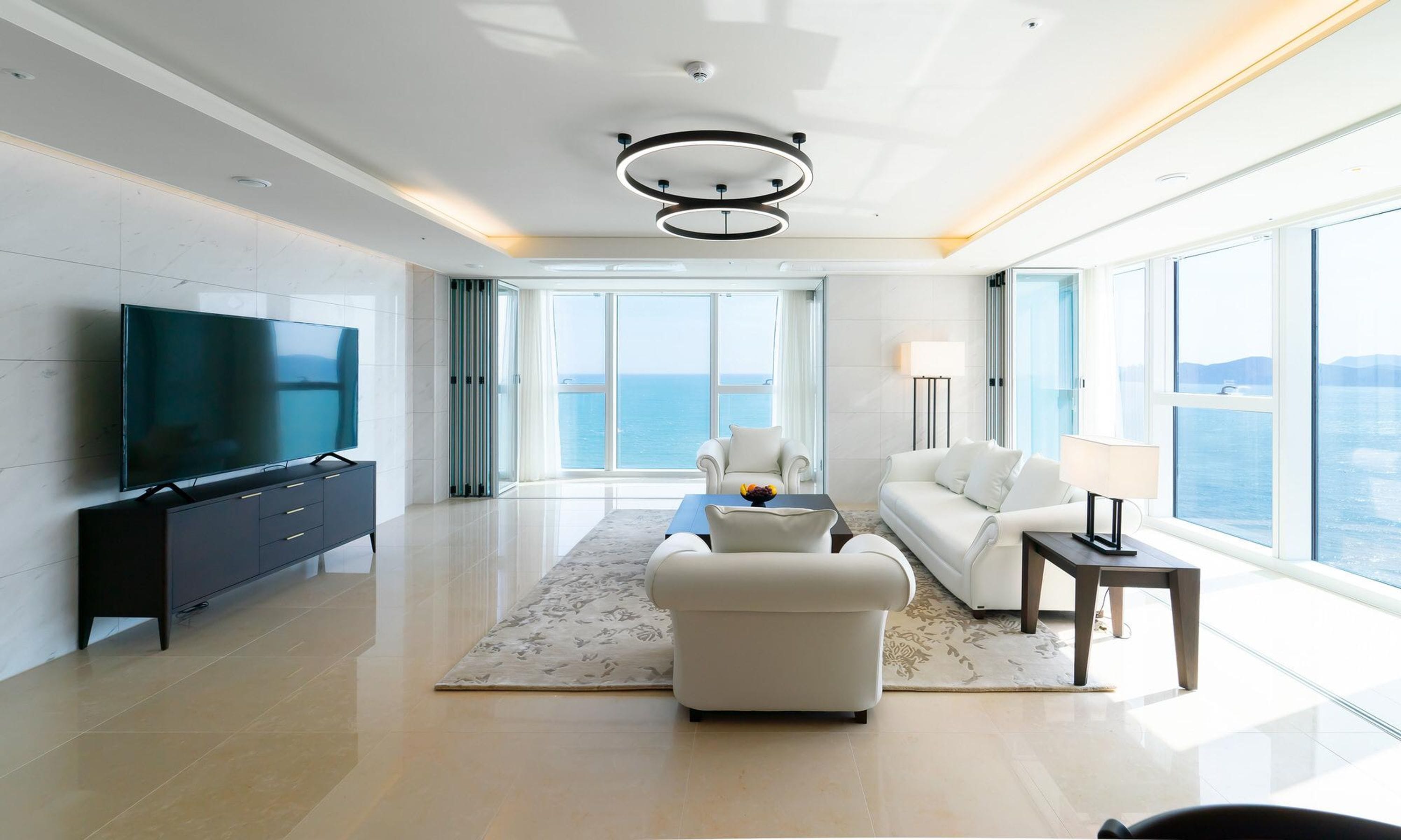 Busan Landmark - Stunning Three Bedroom Apartment with Full Seaview 