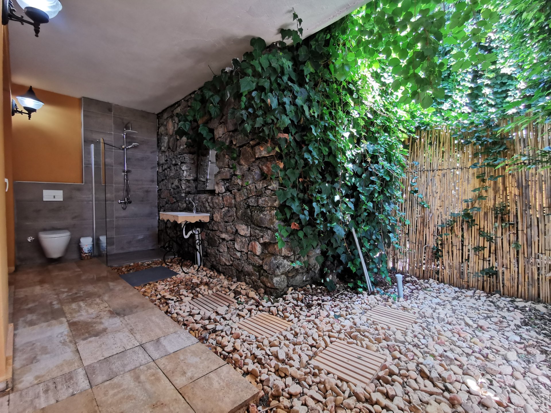 Outdoor en-suite bathroom - bedroom 3 Outdoor en-suite bathroom - bedroom 3