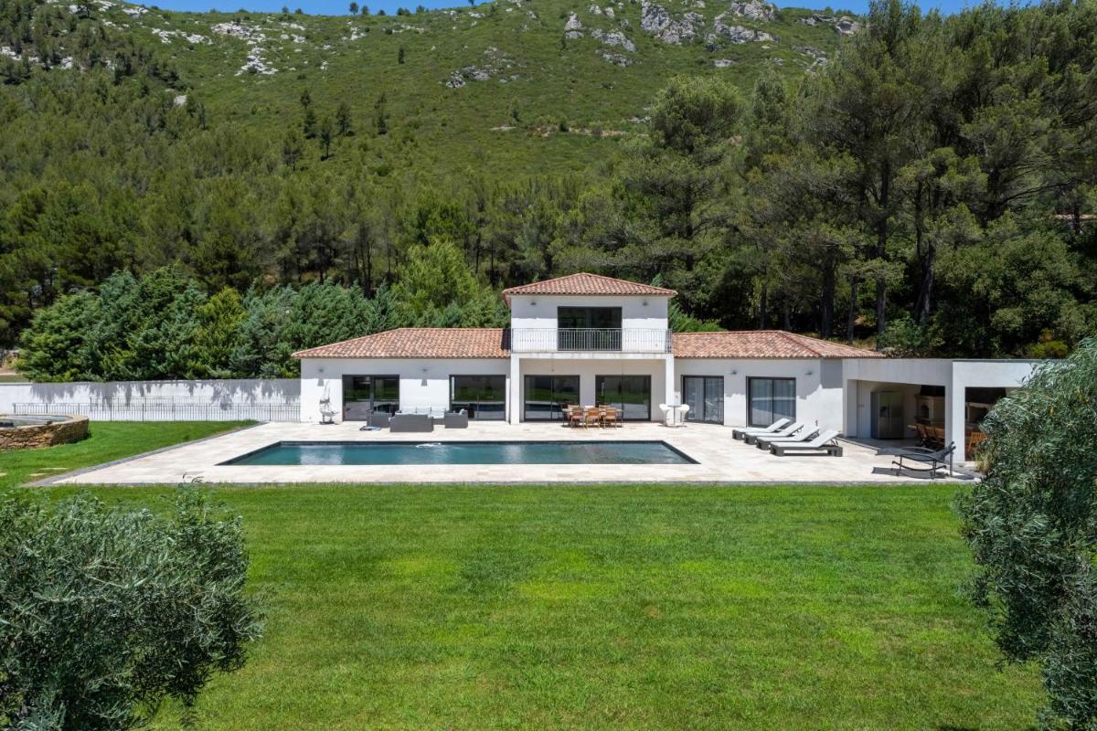 Property Image 1 - Villa with heated pool spa gym and cinema - by feelluxuryholidays