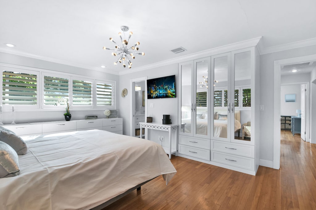 Bedroom 2
Queen Bed
Tv
Storage