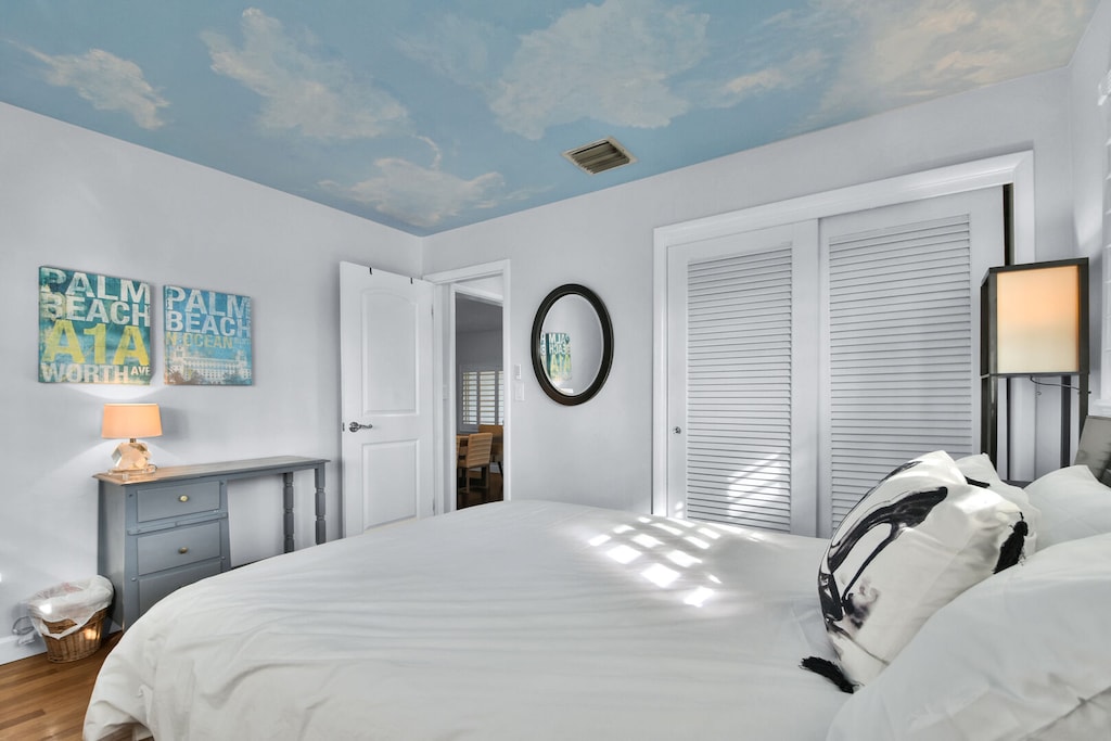 Bedroom 1
King Bed
En-suite
Tv
Storage