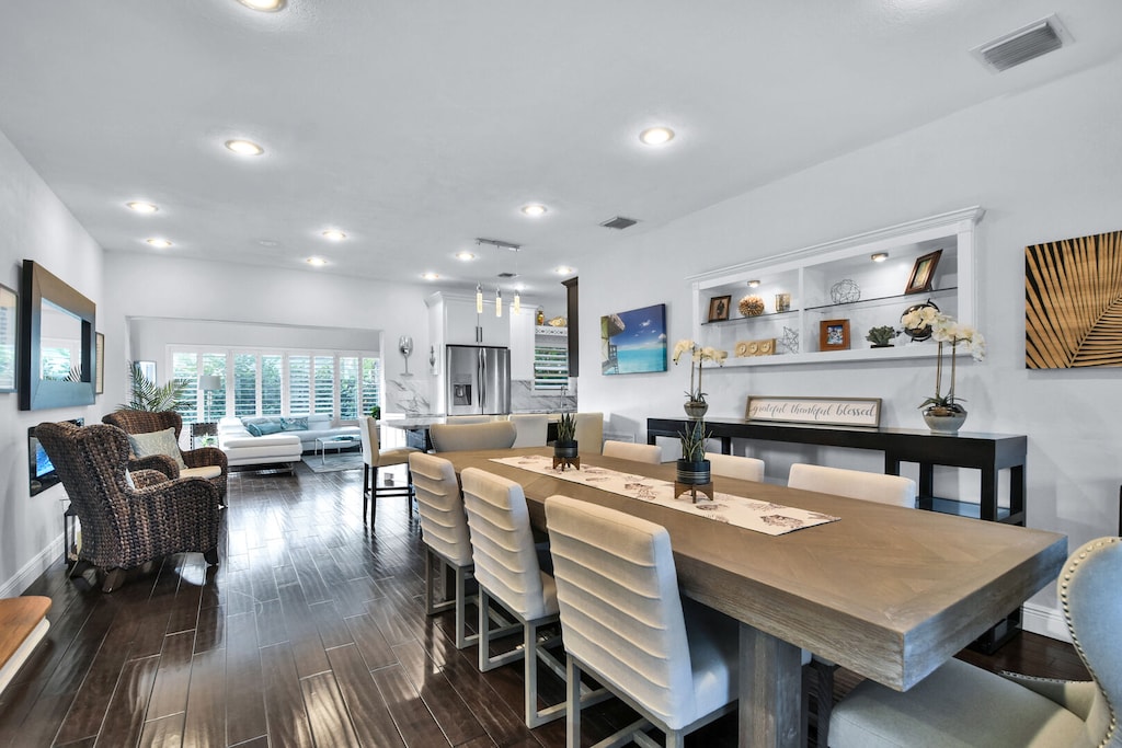 Spacious interior complete with dining table that comfortably seats 8