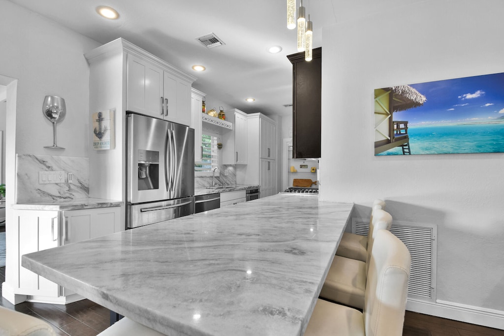 Modern Kitchen
Immaculately clean 
Quality Fixtures and fittings
All utensils and equipment provided as standard.