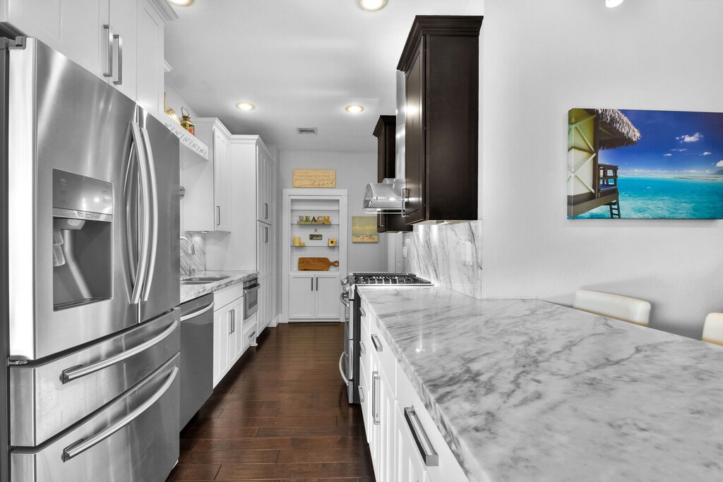 Modern Kitchen
Immaculately clean 
Quality Fixtures and fittings
All utensils and equipment provided as standard.