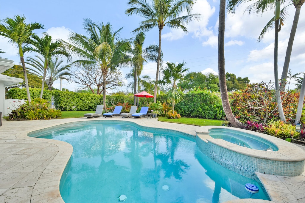 Enjoy the pool, sun loungers, shade and tropical vibes in this private yard.