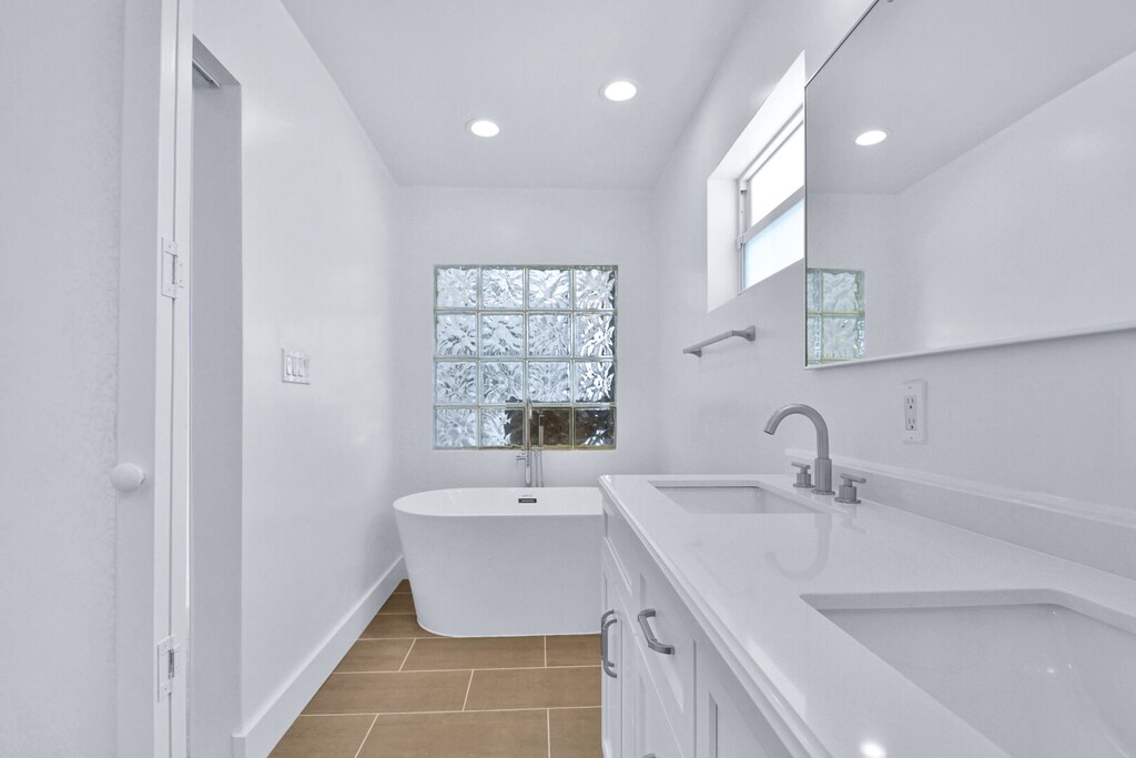 En suite to Bed 1 
Standalone Tub
Walk in Shower
Twin Sinks