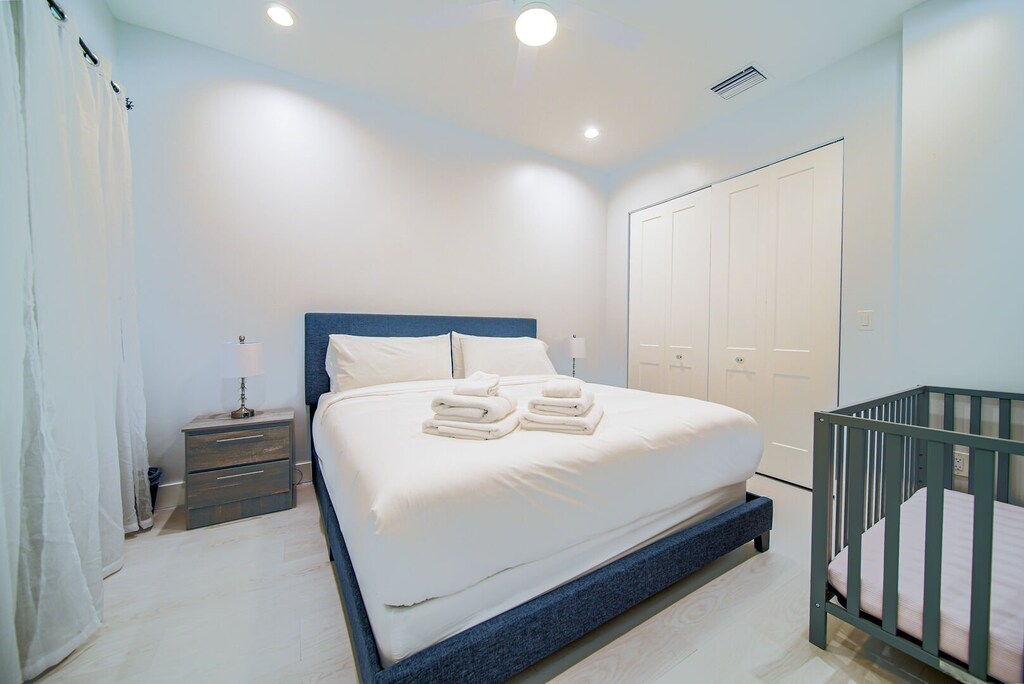 Bedroom 3 King bedroom (2nd floor)