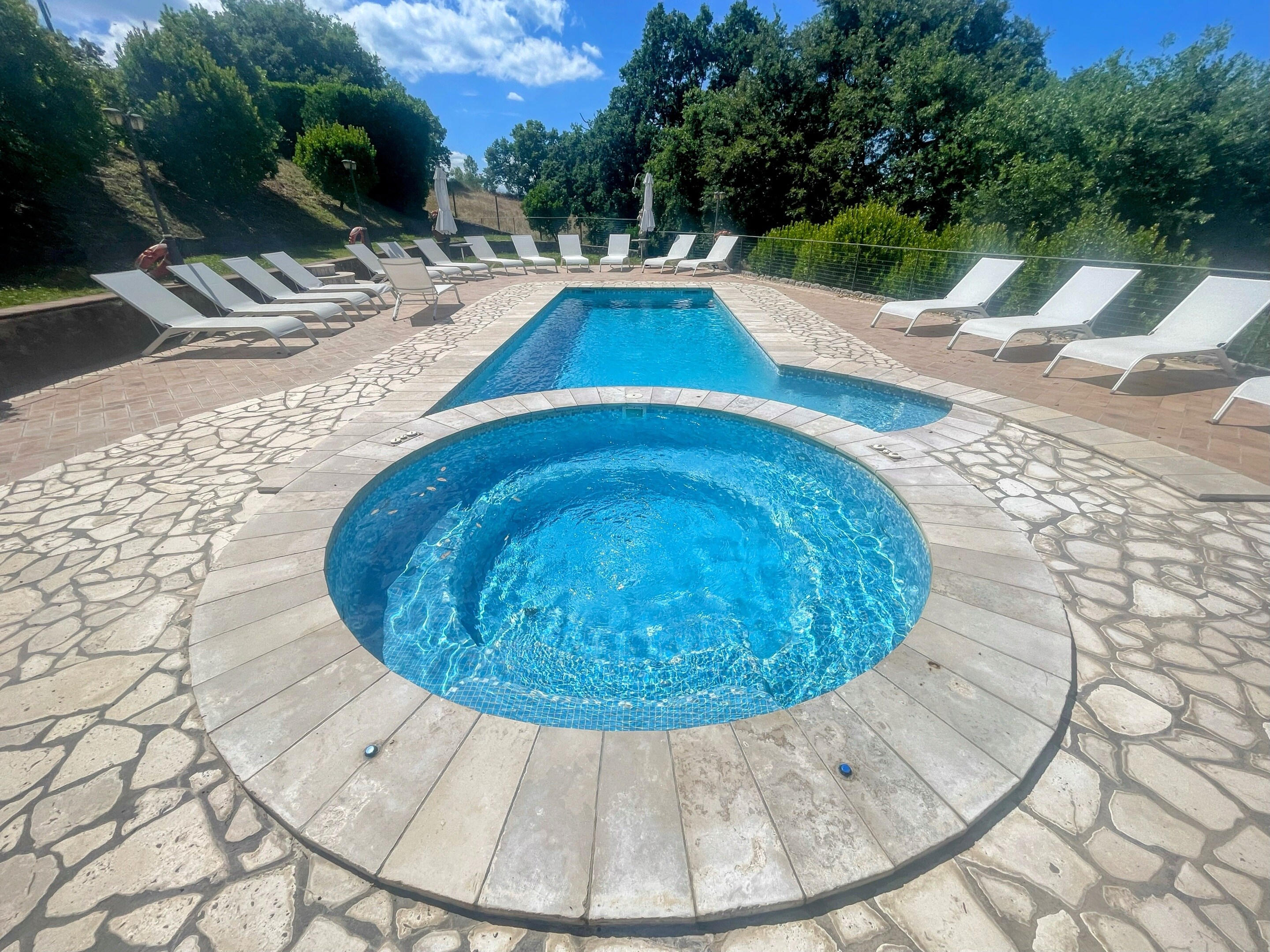 Property Image 2 - pool and jacuzzi - Charming villa in Umbria - sleeps 24 - lake view