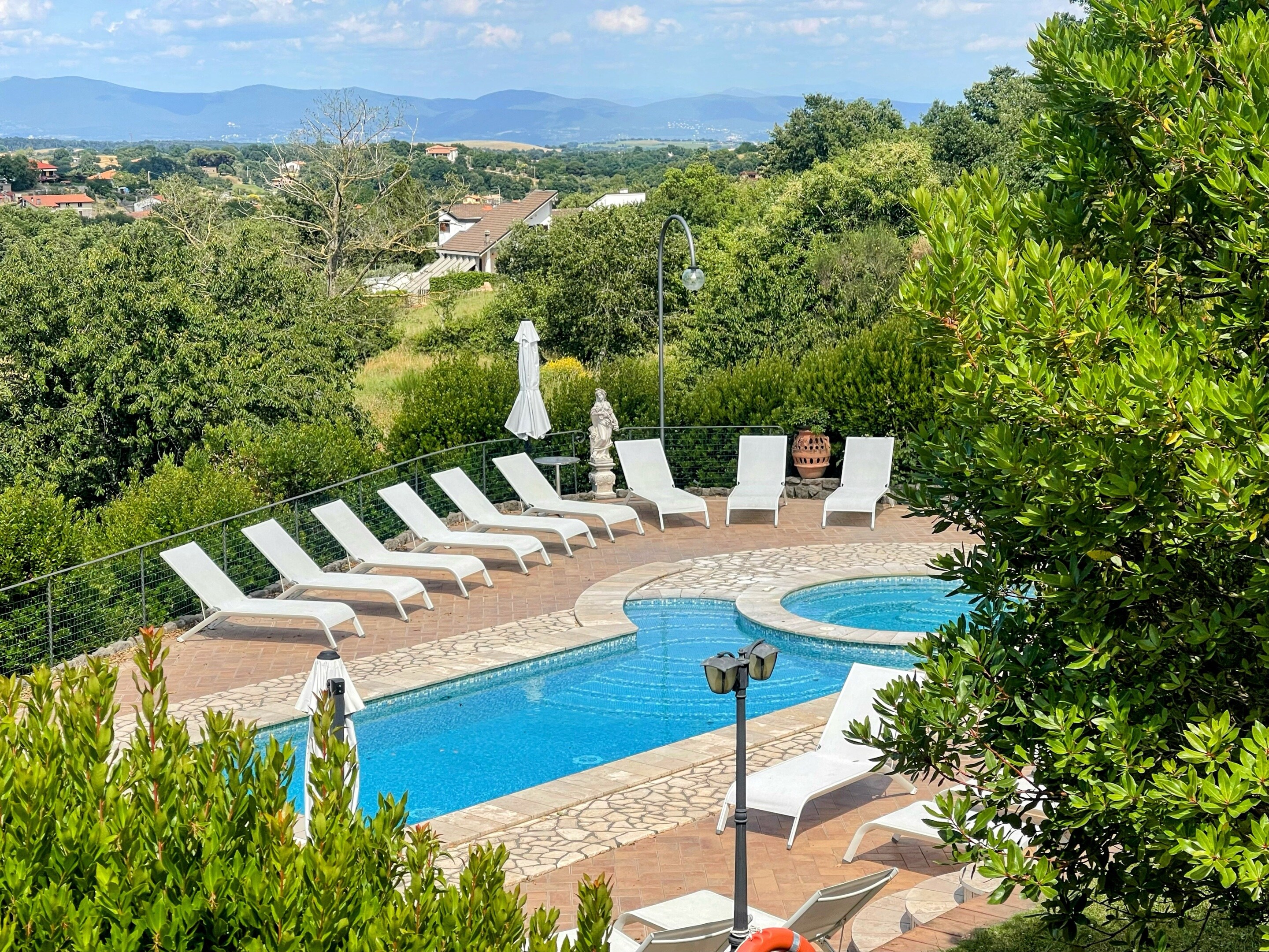 Property Image 1 - pool and jacuzzi - Charming villa in Umbria - sleeps 24 - lake view