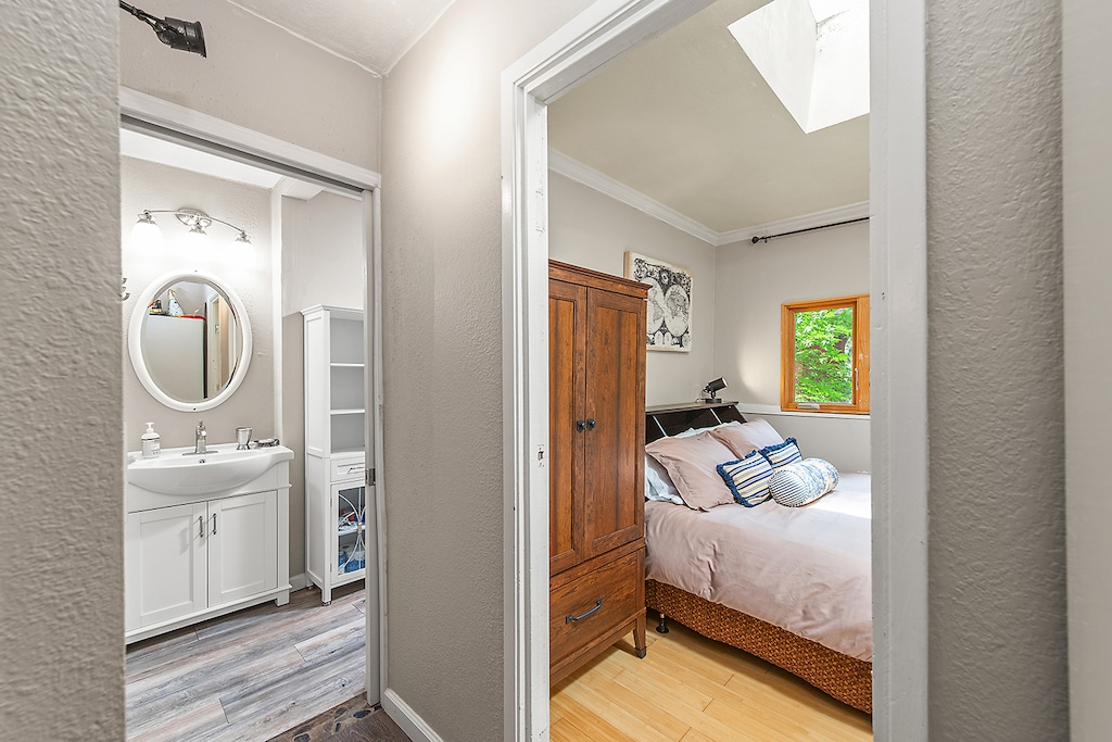 Upstairs, a Queen bedroom and full bathroom open off the hallway.