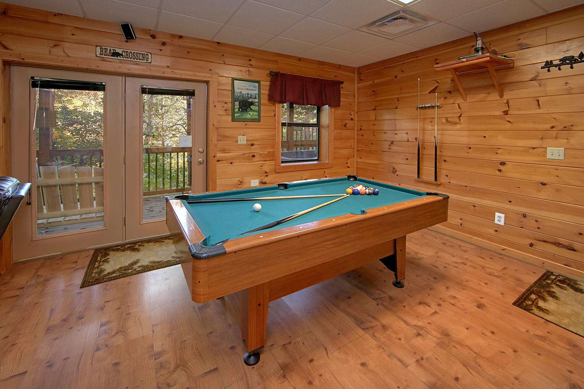 Shoot billiards with kids or adults for fantastic fun on your cabin vacation. Awesome game room fun at Boulder Bear!