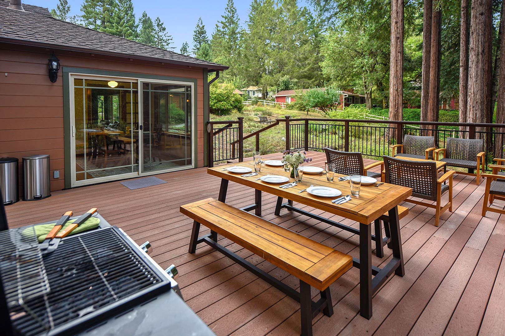 Outdoor dining on the deck