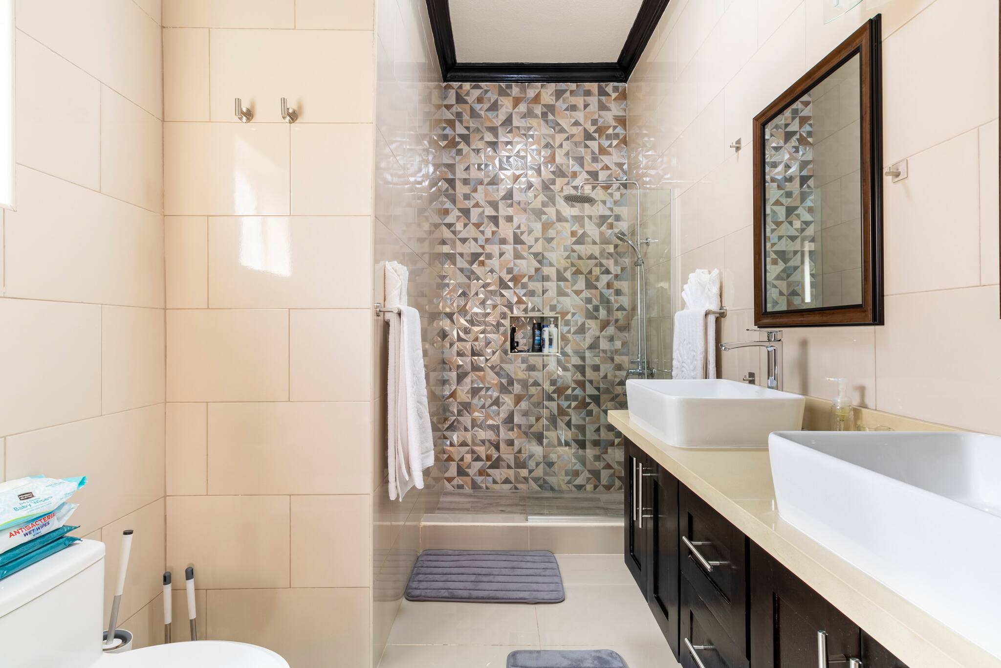 Brand New Pool Manor Park with WIFI centrally-located