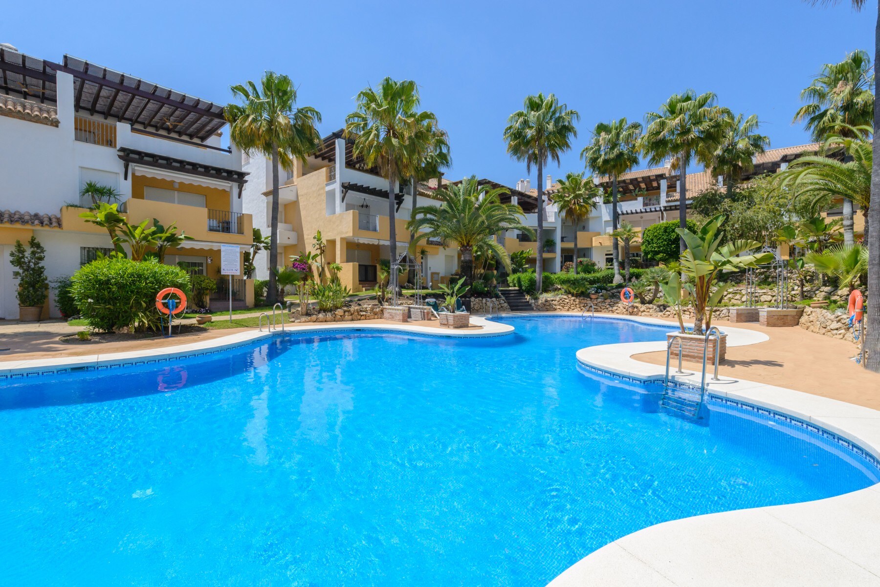 Enjoy the community pool of this apartment in Marbella