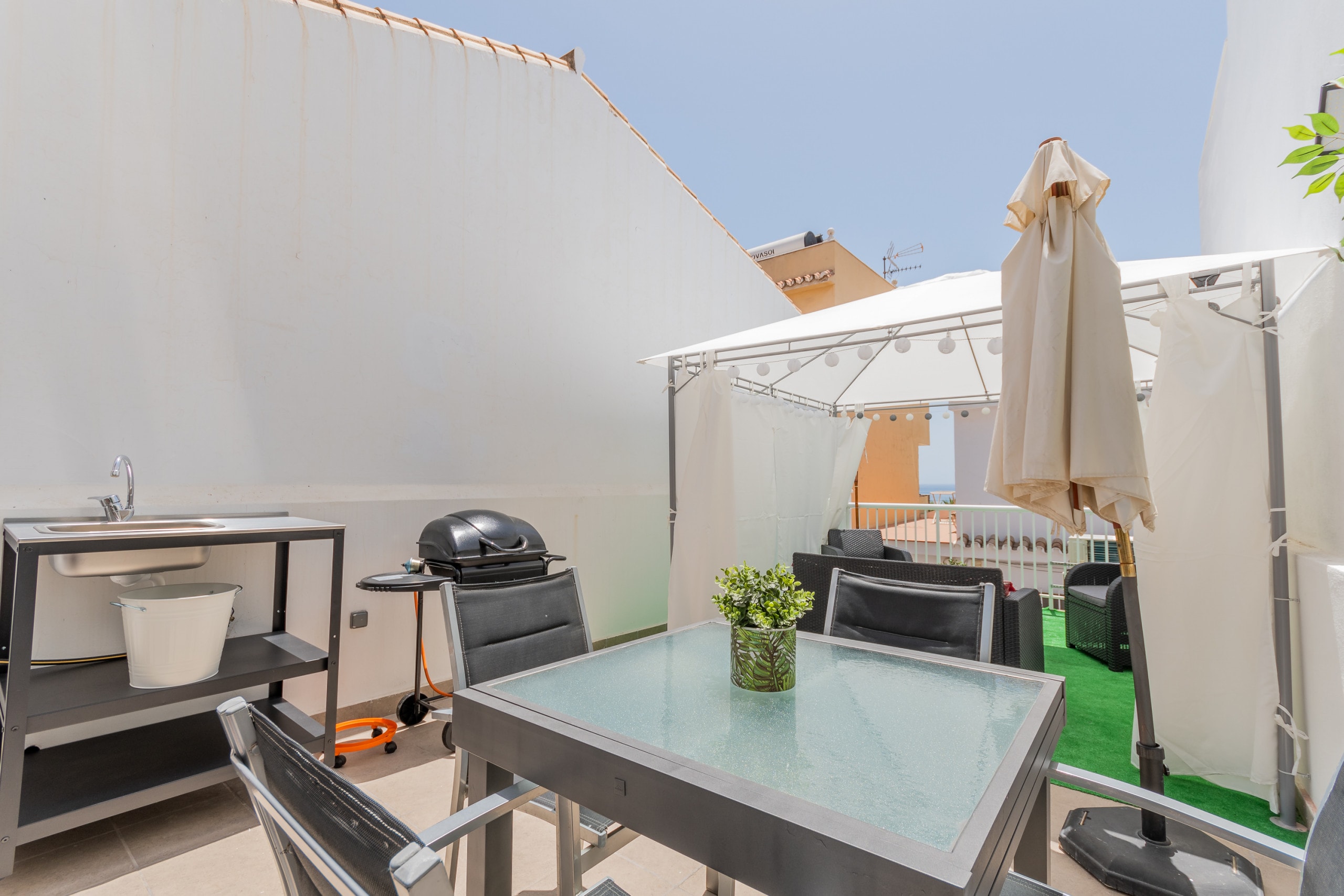 Enjoy the terrace of this apartment in Rincón de la Victoria