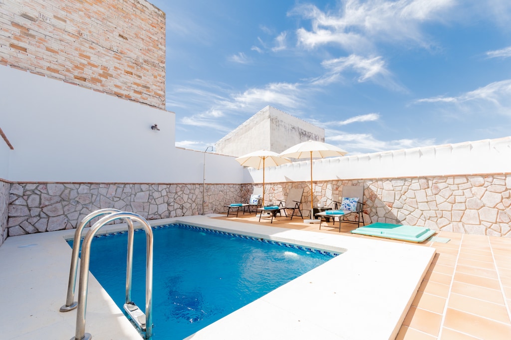 Enjoy the pool of this house in El Torcal