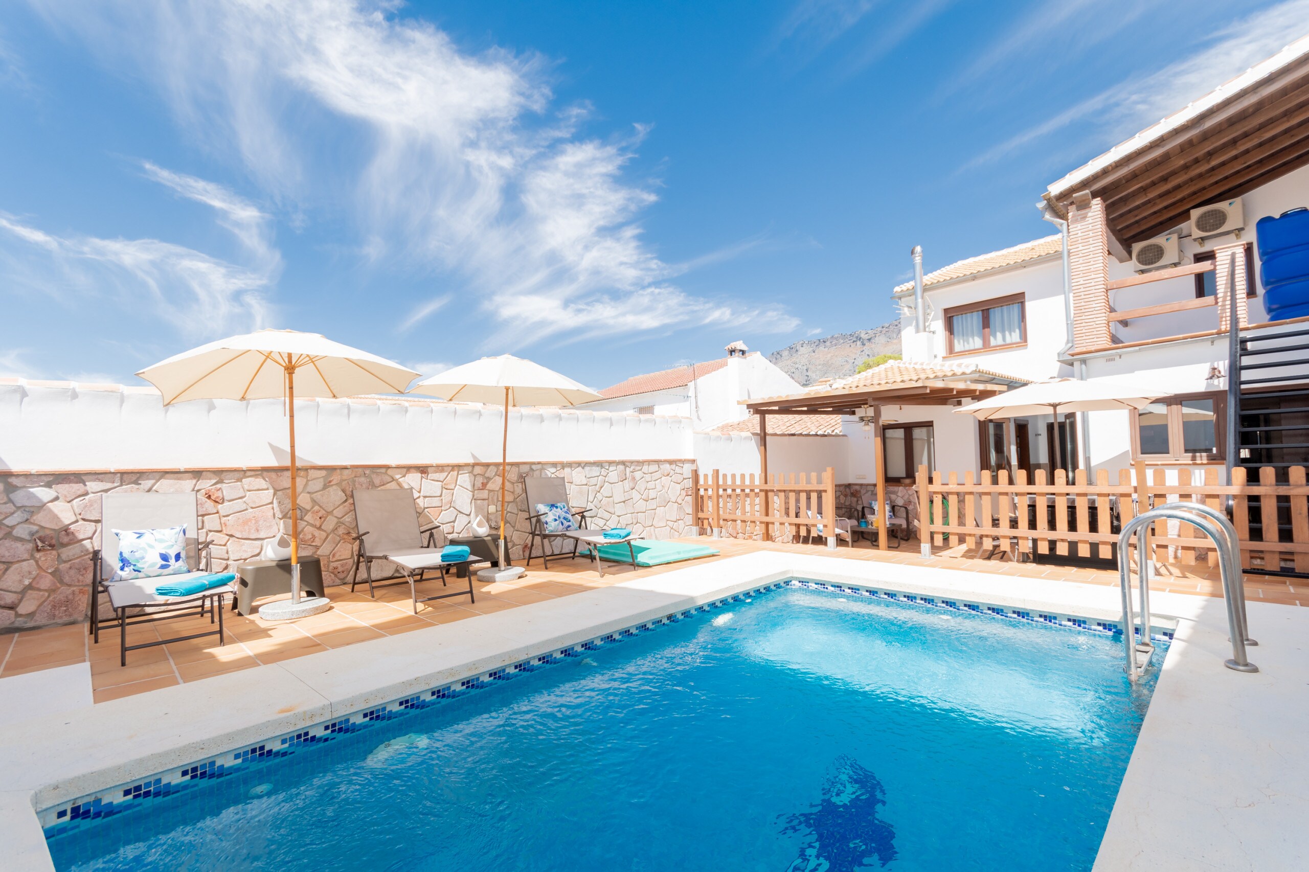 Enjoy the pool of this house in El Torcal