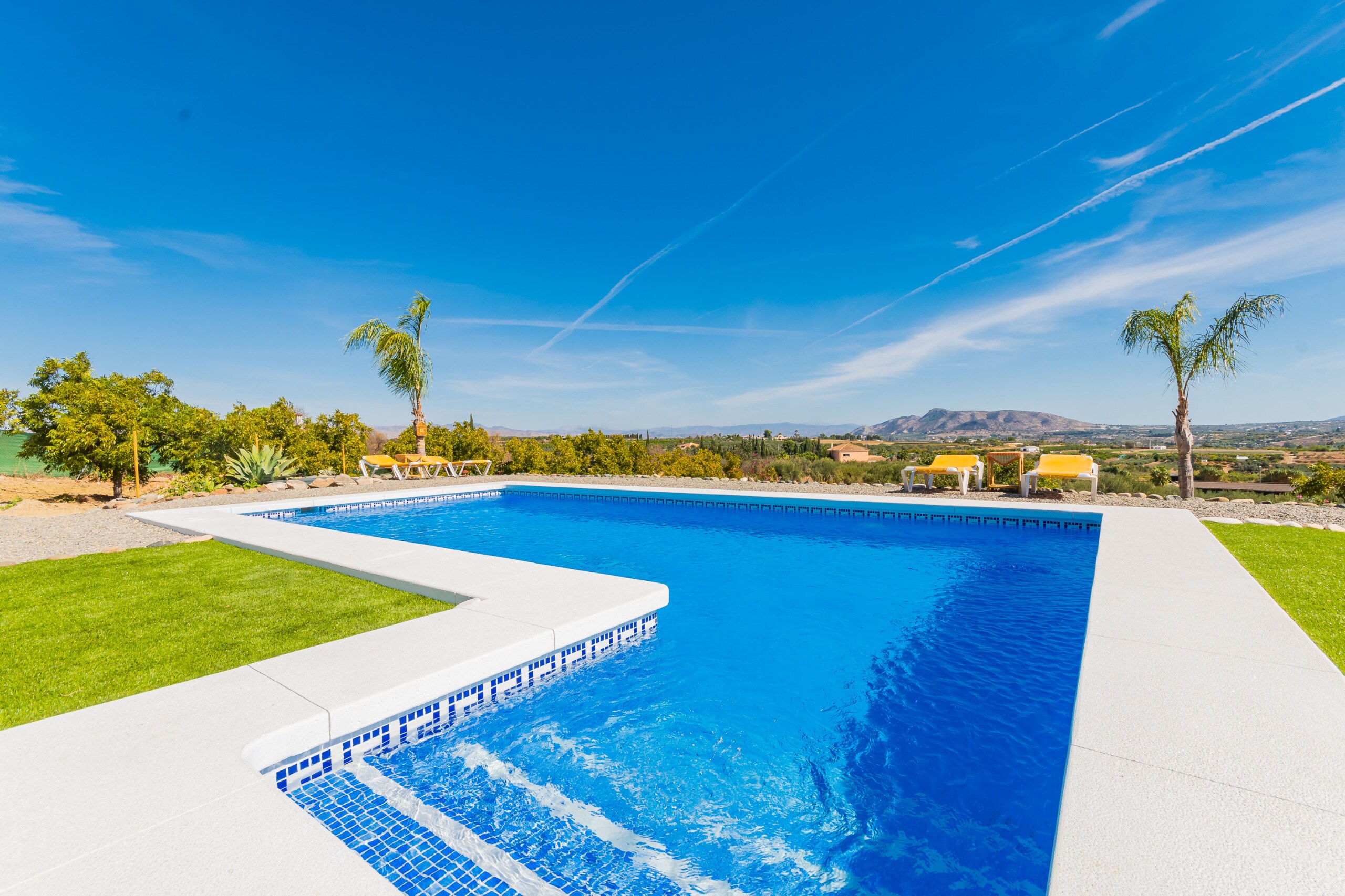 Enjoy the private pool of this villa in Coín