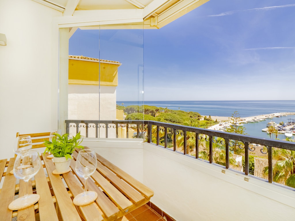 Beautiful flat with sea views in Marbella for 6 people.