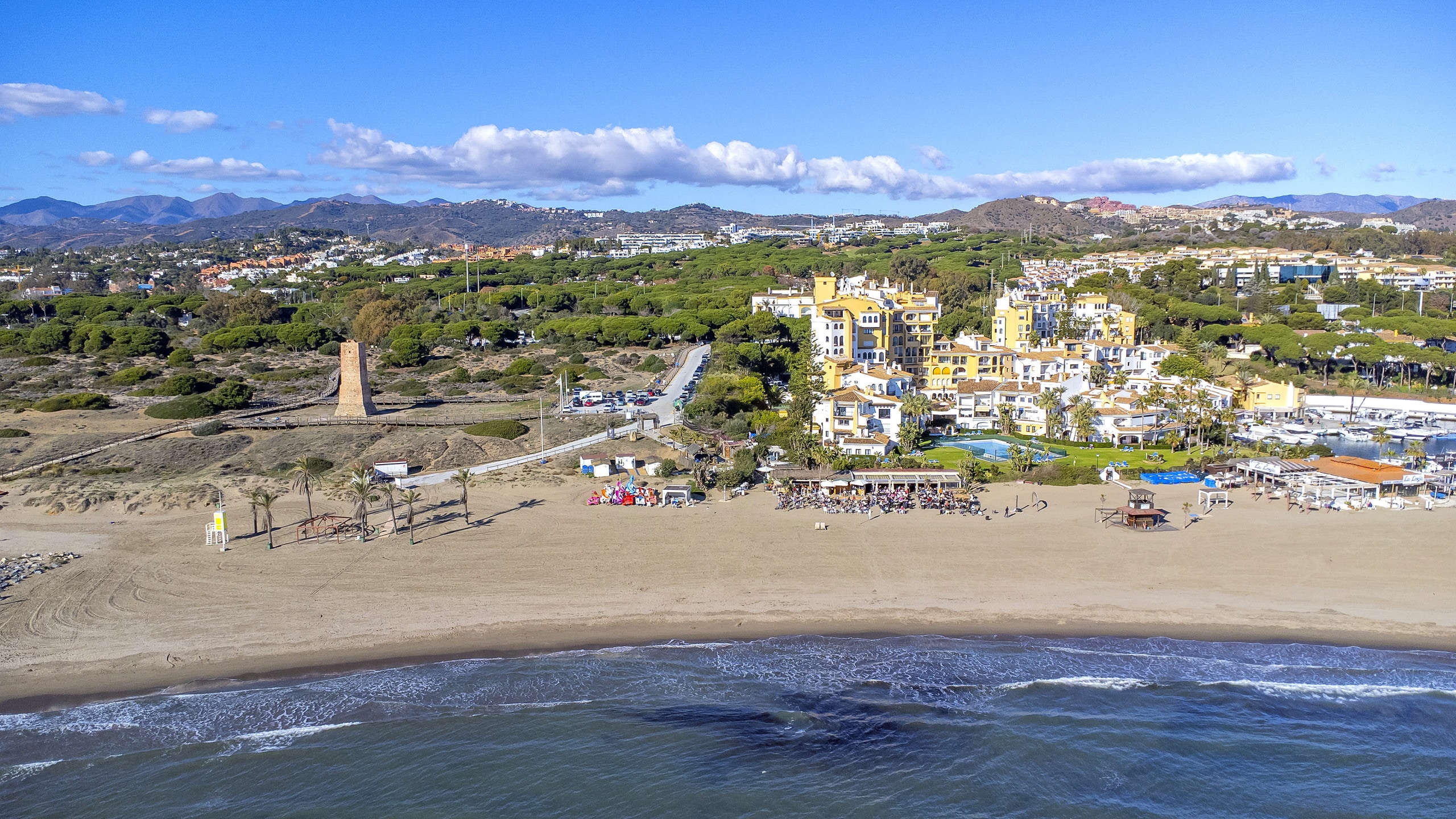General view of the area where the holiday apartment in Cabopino, Marbella is located.