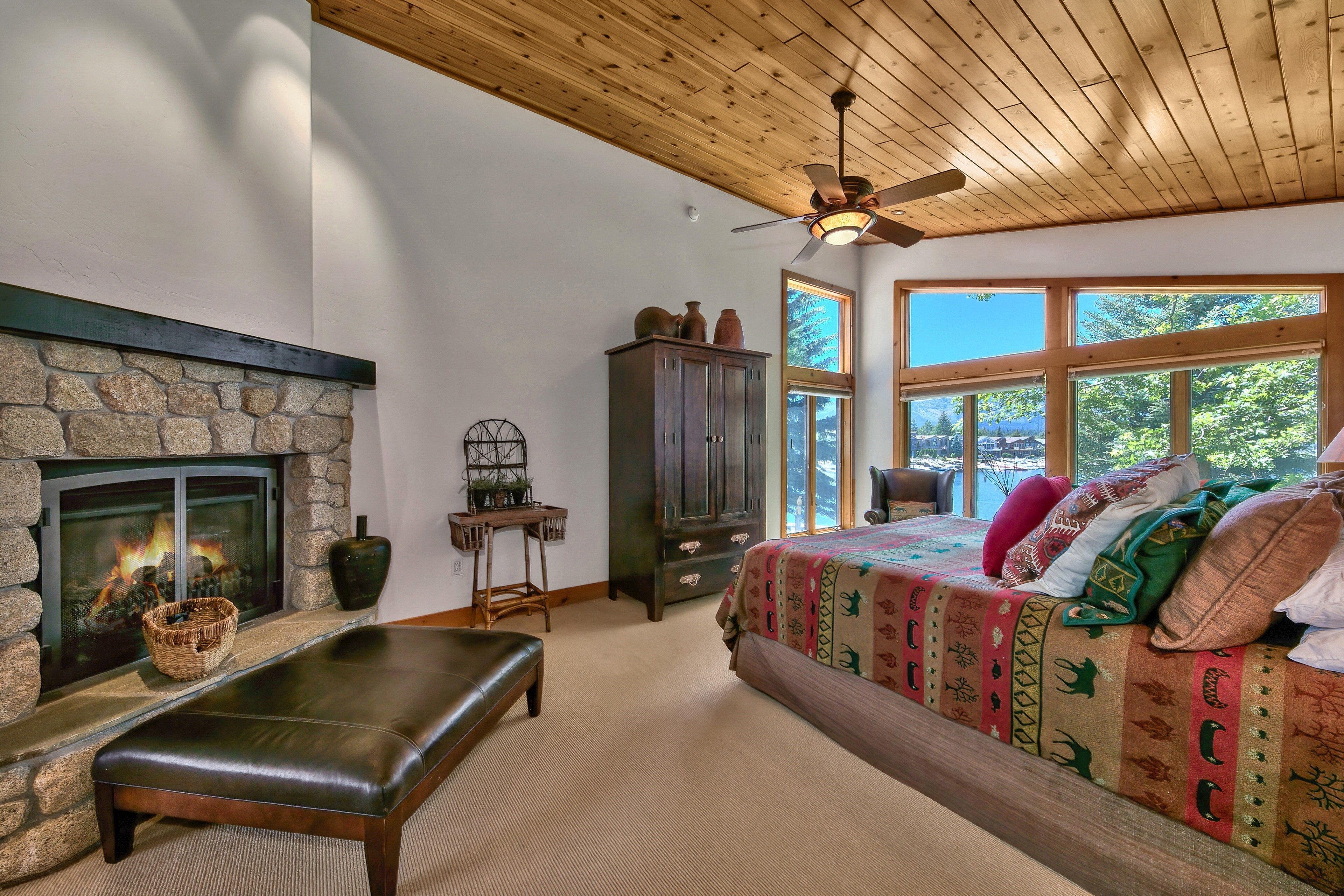 Epic Waterfront Estate, Dream Kitchen, Mountain Views, Dock, Hot Tub, Grill: Lakeside Estate