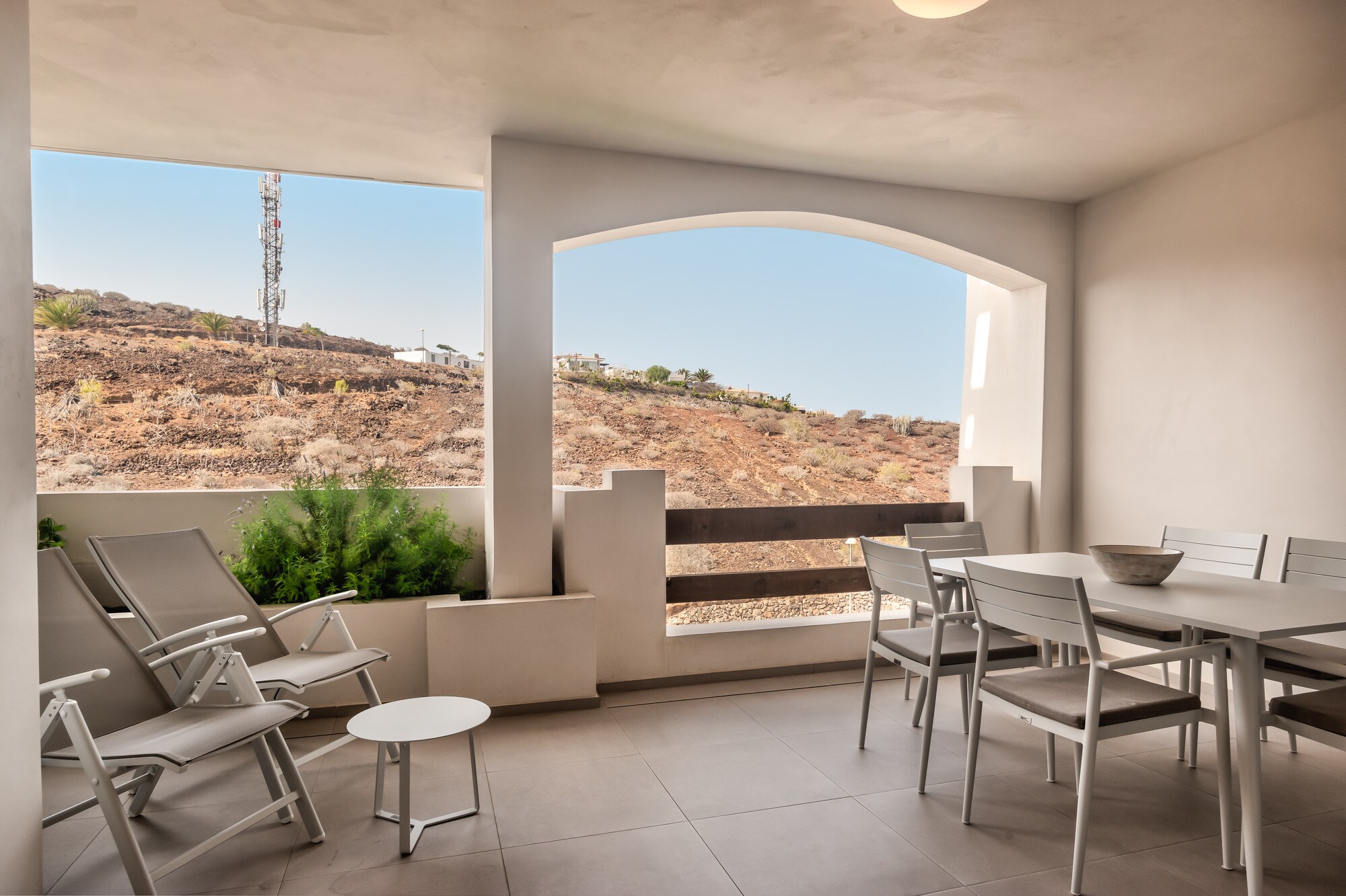 Spacious terrace with views of the mountain