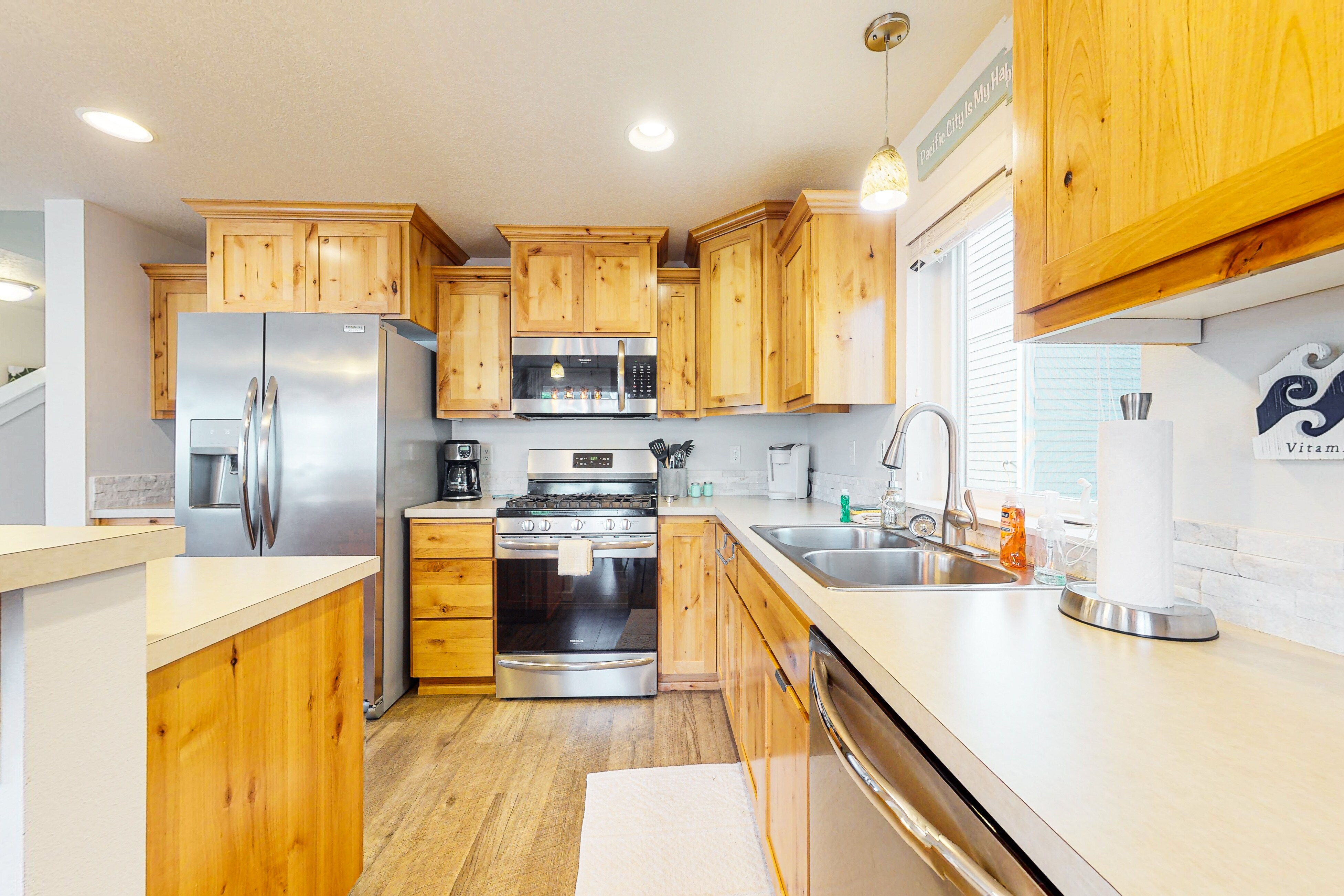 Stunning home w/ fireplace, firepit, and central AC - short walk to the beach