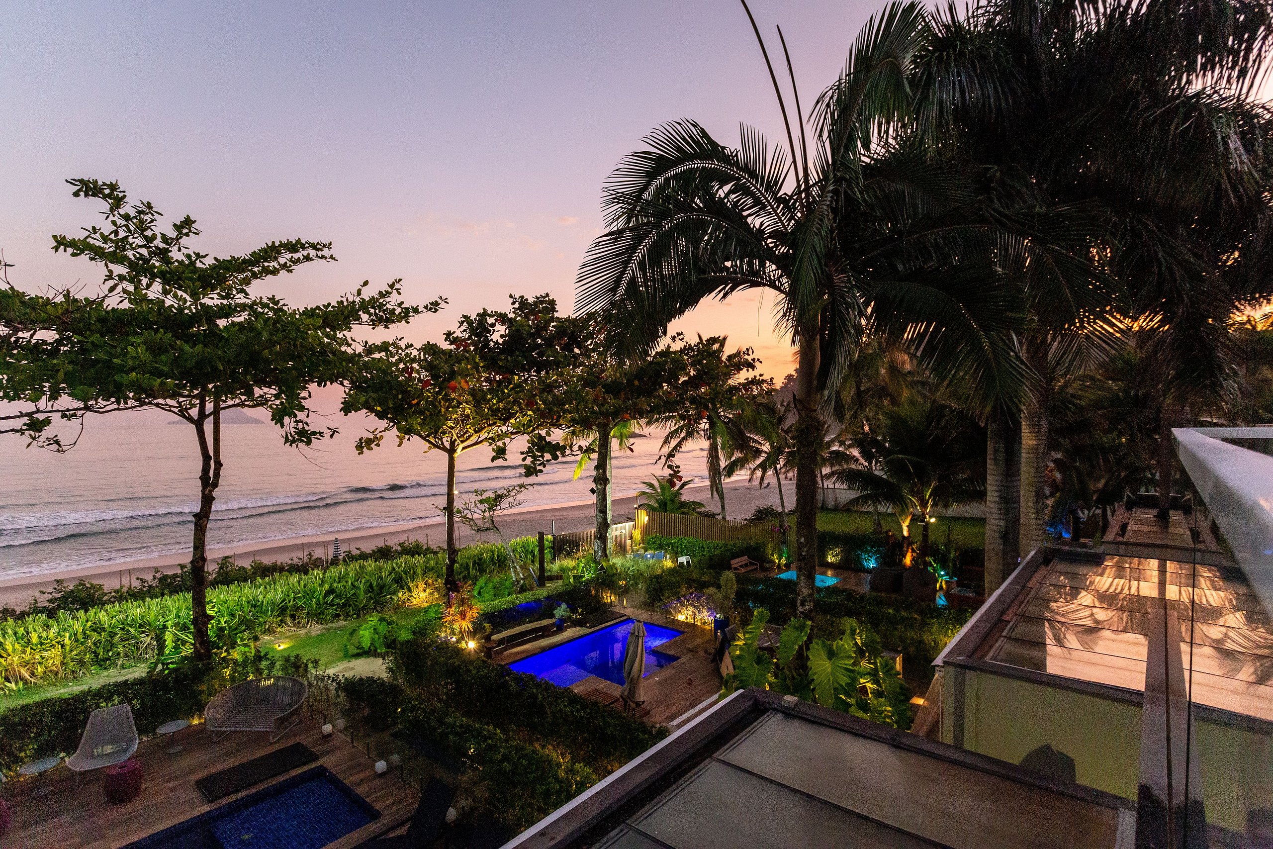 Property Image 2 - House with pool and barbecue in front of the beach