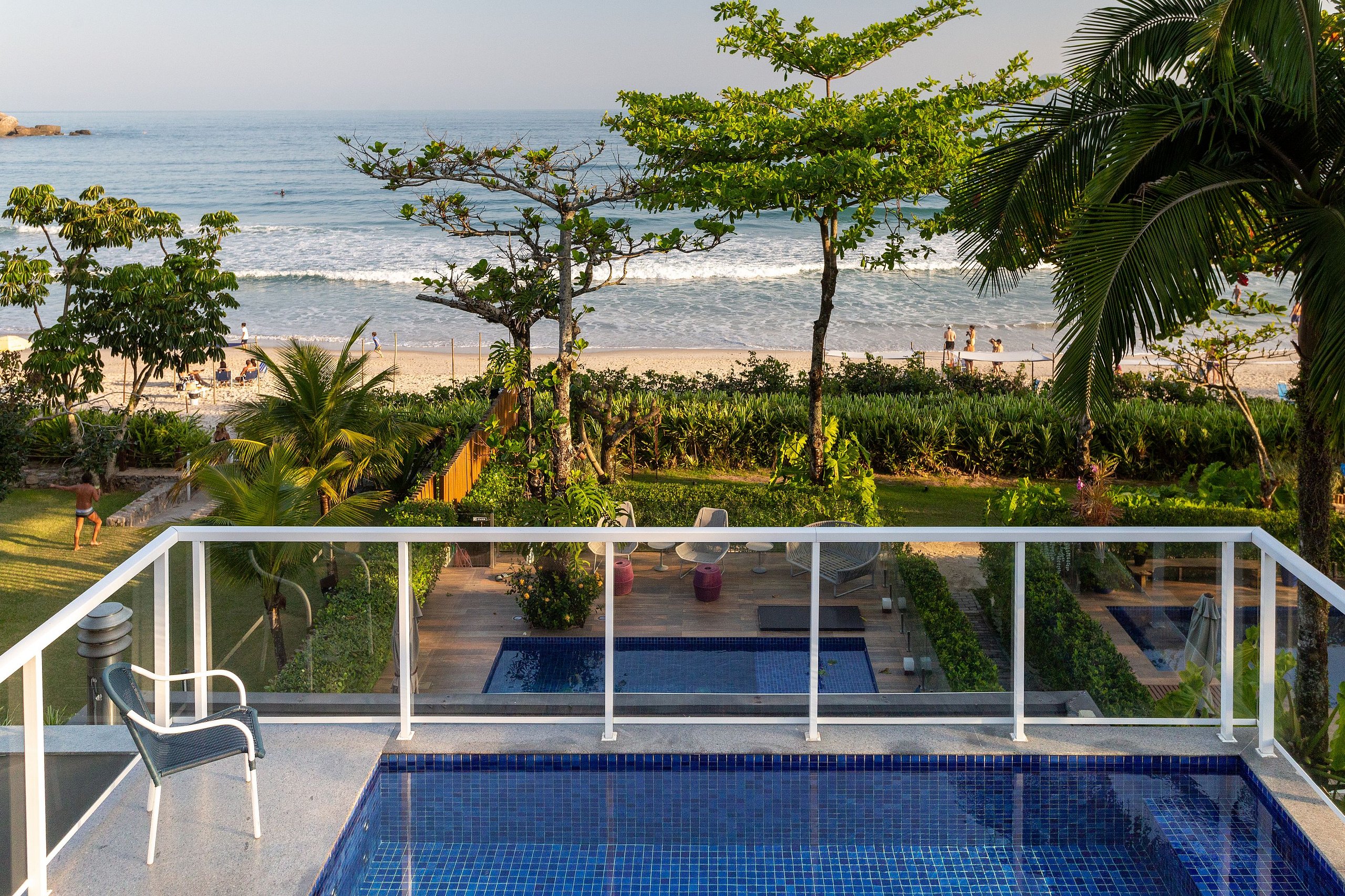 Property Image 1 - House with pool and barbecue in front of the beach