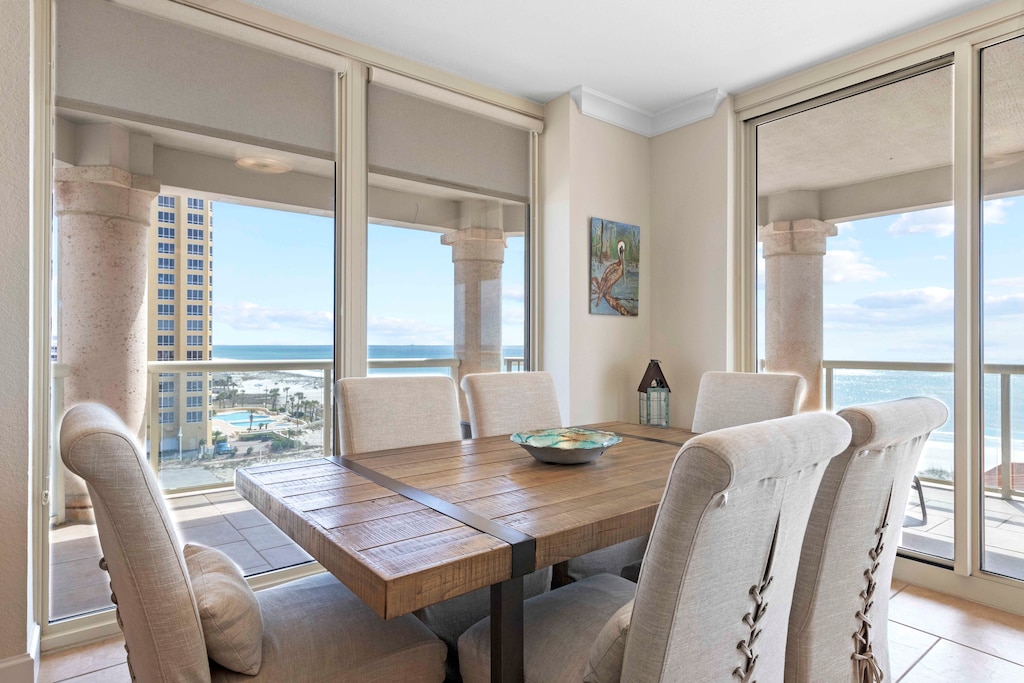 Beach Club 501 - dining room