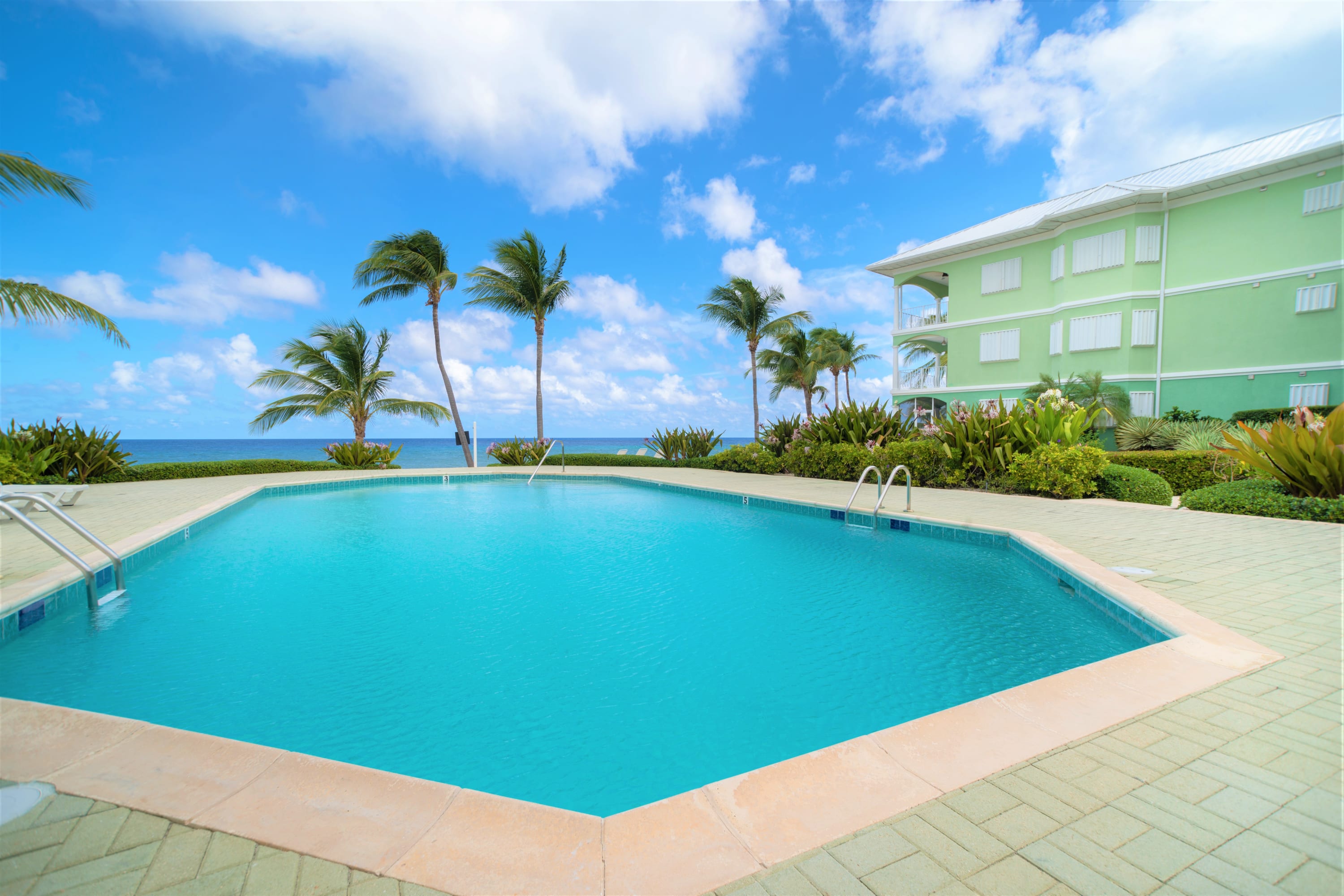 Property Image 2 - Spacious 3 Bed 3 Bath Beachfront Condo Heated Pool Property Image 2 - Spacious 3 Bed 3 Bath Beachfront Condo Heated Pool