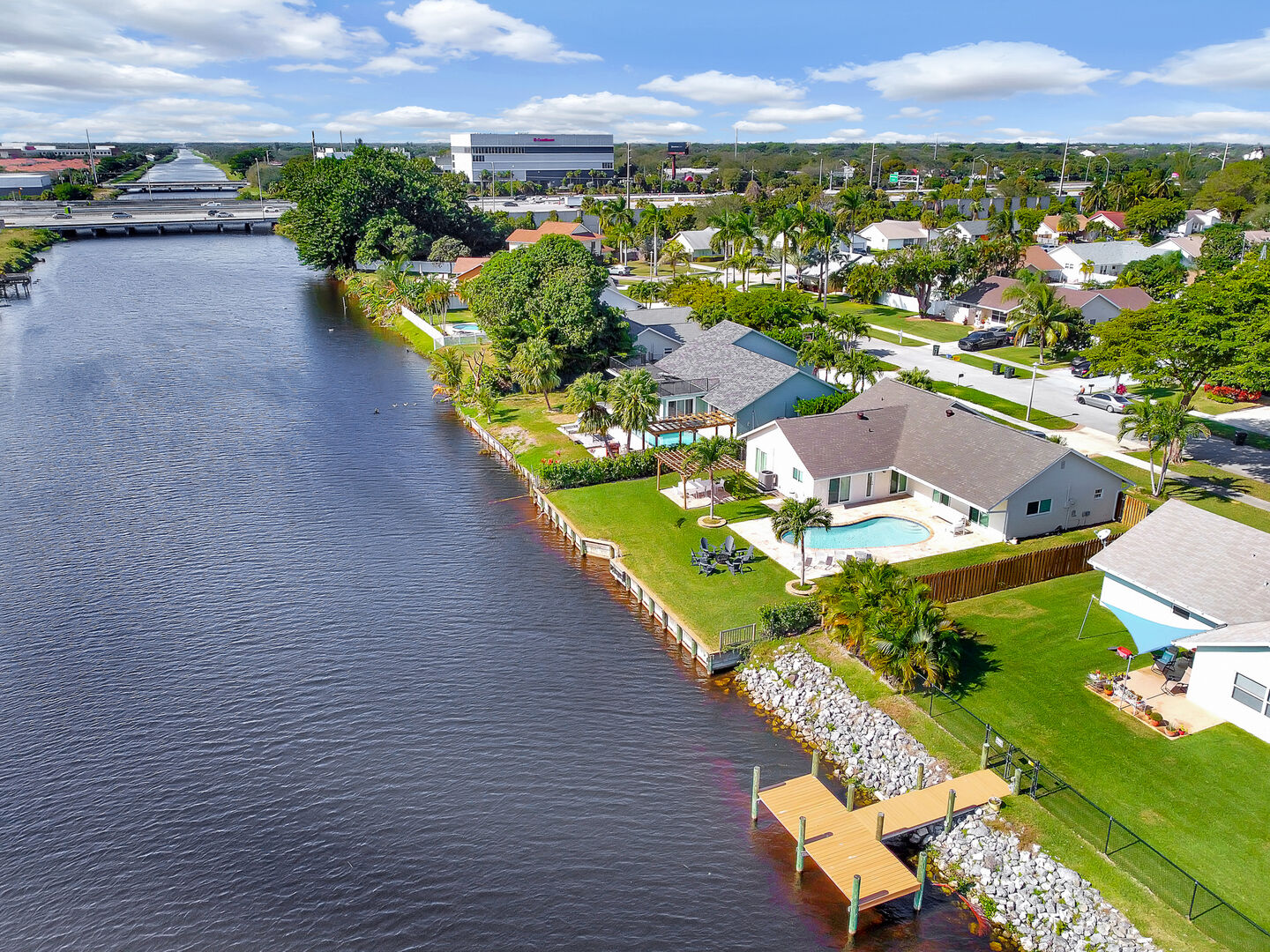 Idyllic Location right on the water