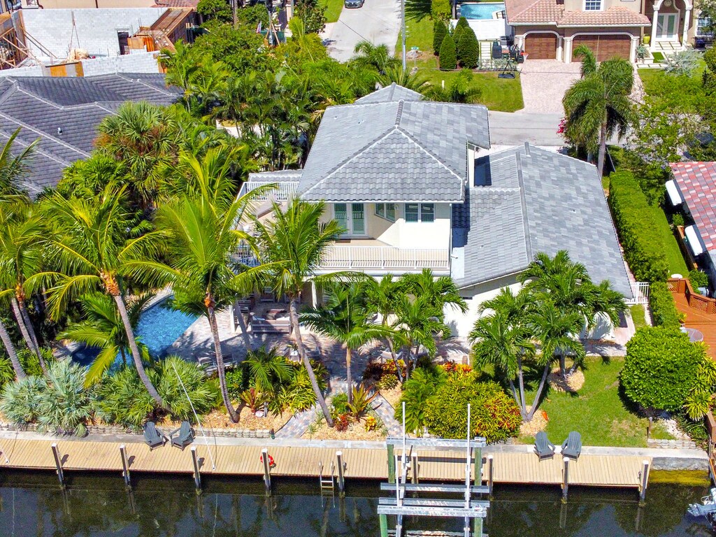Quiet street with zero thru traffic, upscale restaurants under 1 mile