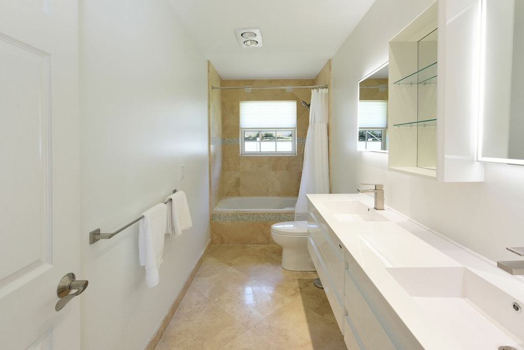 Bathroom 4
Twin Sinks
Shower over tub