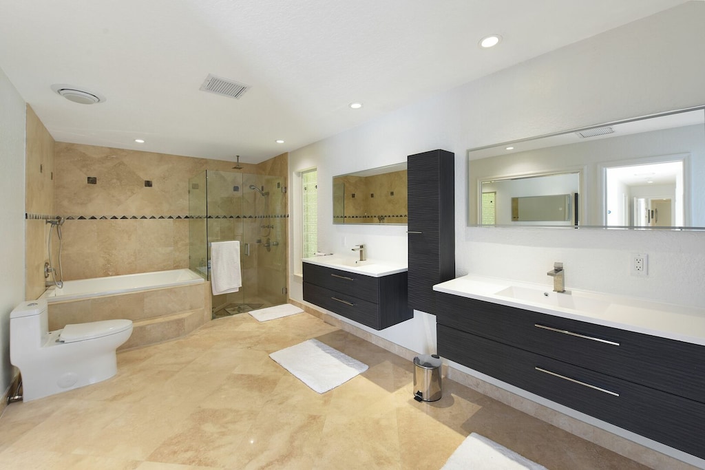 En-Suite to Bedroom 1
Tub, shower, immaculately clean for your arrival