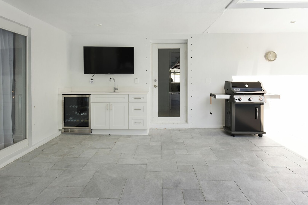 Outdoor kitchenette with Tv and BBQ ready to grill