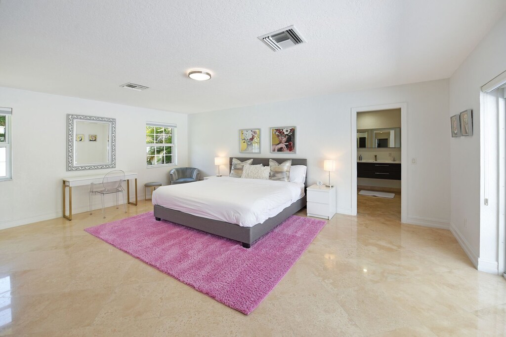 Bedroom 1
King Size Bed
En-suite