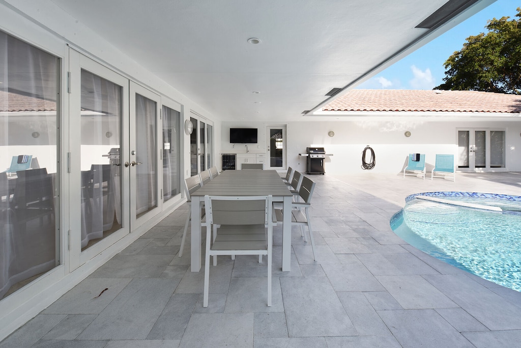 Outdoor dining area with shade, Tv, BBQ