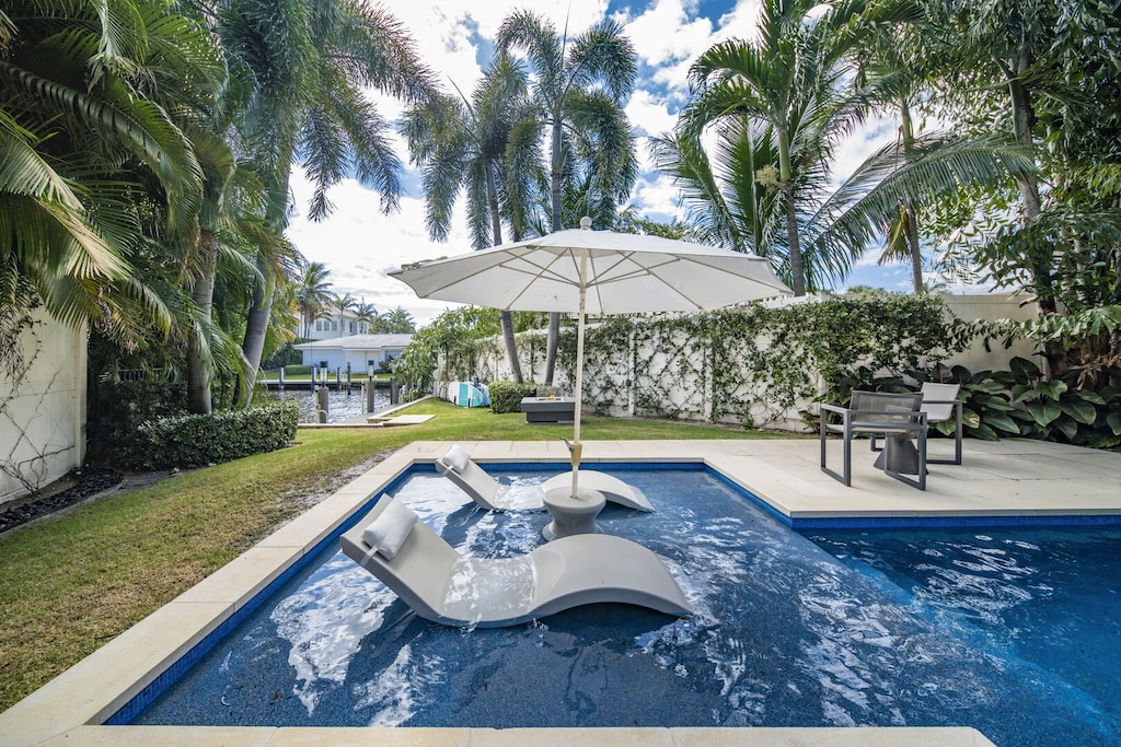 Heaterd pool with hot tub