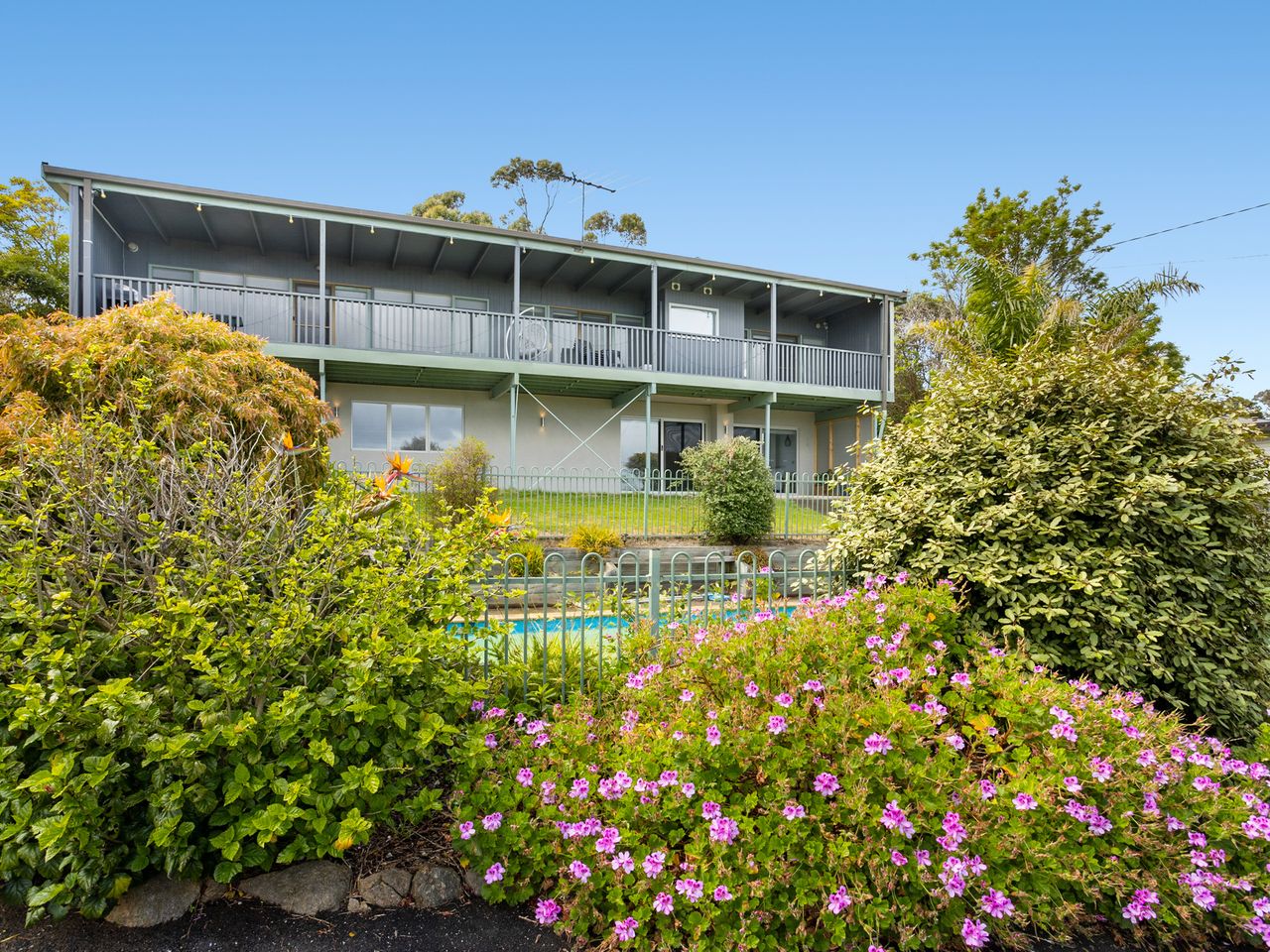 Property Image 1 - Mccrae Family Beach House - Bay Views - Swimming Pool - Air Con