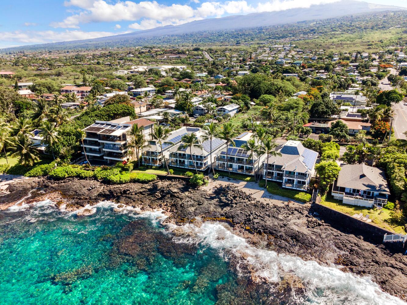 Hale Kai O' Kona #7 perched on the perfect blue Pacific!